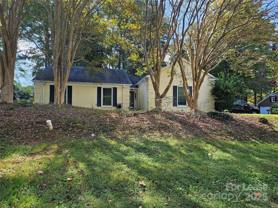 10443 Sardis Oaks Rd in Charlotte, NC - Foto de edificio