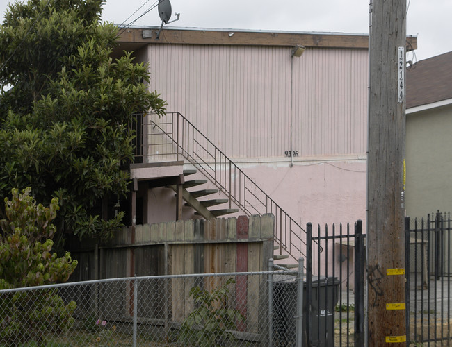 9326 D St in Oakland, CA - Foto de edificio - Building Photo