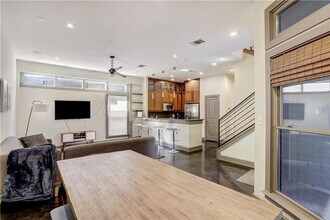 602 W N Loop Blvd in Austin, TX - Building Photo - Building Photo