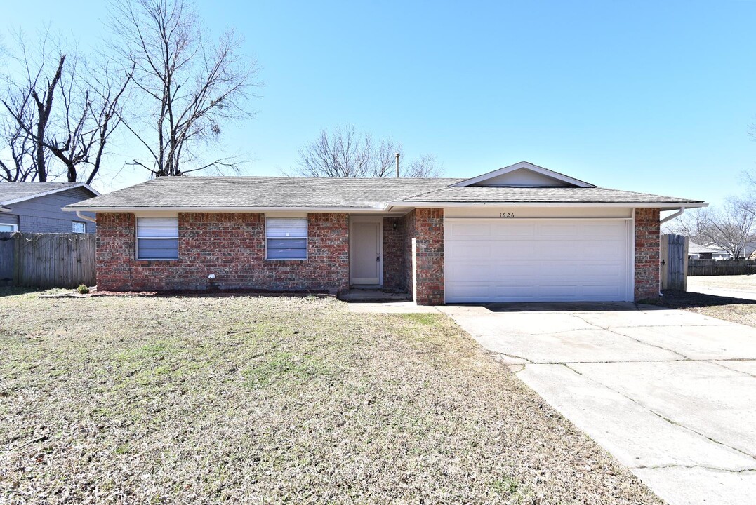 1626 S Redbud Ave in Broken Arrow, OK - Building Photo