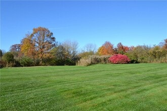 49 Sea Breeze Ln in Bristol, RI - Foto de edificio - Building Photo