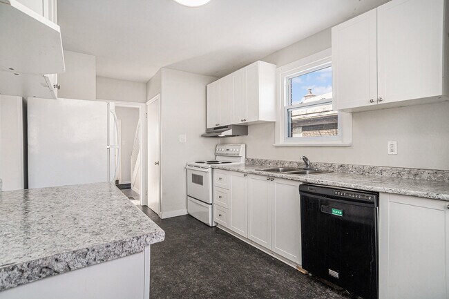 905 Smyth Rd in Ottawa, ON - Building Photo - Building Photo