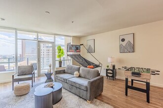 44 W Monroe St in Phoenix, AZ - Foto de edificio - Building Photo