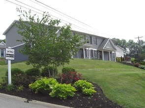 Rolling Hills Townhomes and Cottages in Parkersburg, WV - Foto de edificio - Building Photo