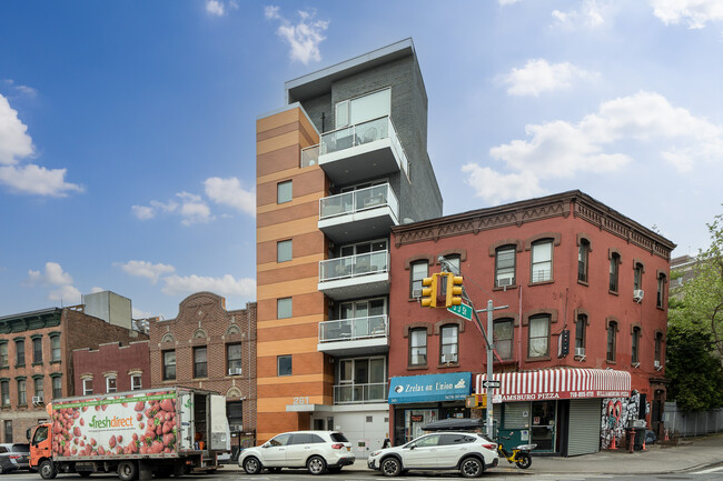 261 Union Ave in Brooklyn, NY - Building Photo - Building Photo