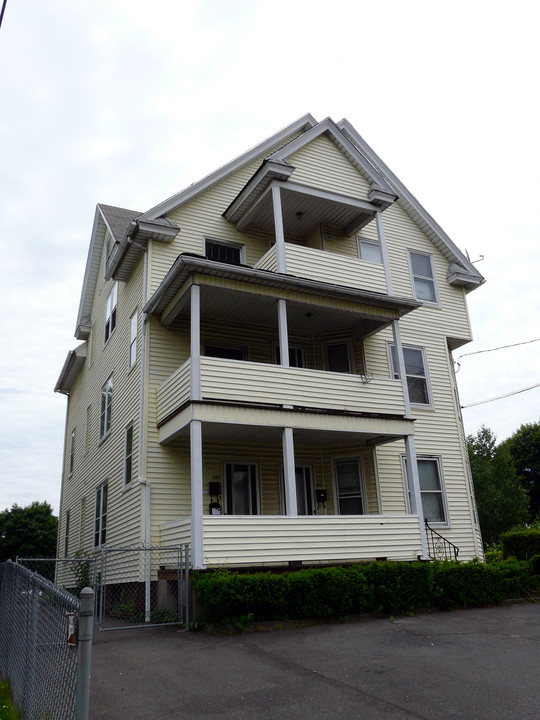 557 Stanley St in New Britain, CT - Foto de edificio