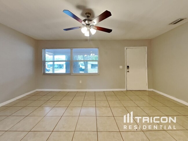 1430 Thames Ln in Clearwater, FL - Foto de edificio - Building Photo