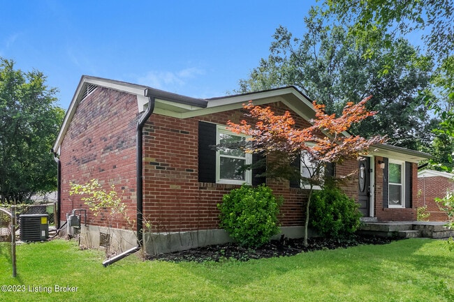 7415 Hallmark Dr in Louisville, KY - Building Photo - Building Photo