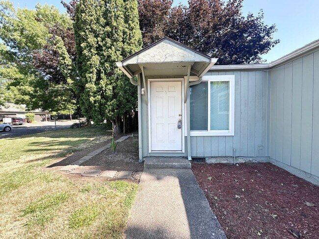 840-860-860 SE Francis Ave in Gresham, OR - Building Photo - Building Photo