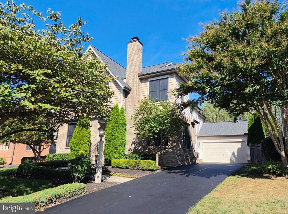 42274 Winter Haven Dr in Ashburn, VA - Building Photo