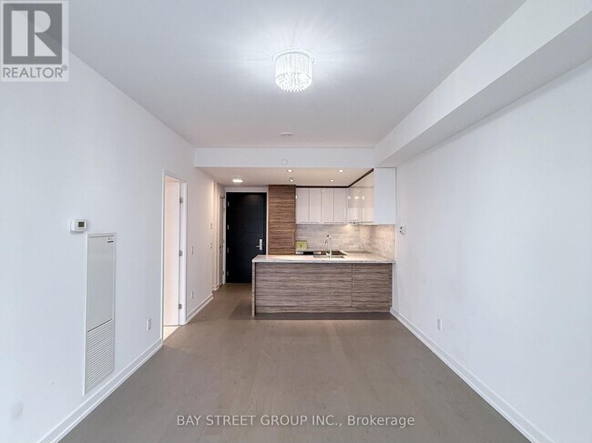 488 University Ave in Toronto, ON - Building Photo - Building Photo