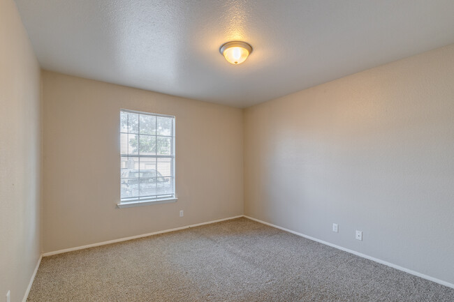 Darlington Oaks & Midtown Flats in Tulsa, OK - Building Photo - Interior Photo