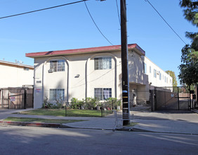 6926 Milwood Ave in Canoga Park, CA - Building Photo - Building Photo