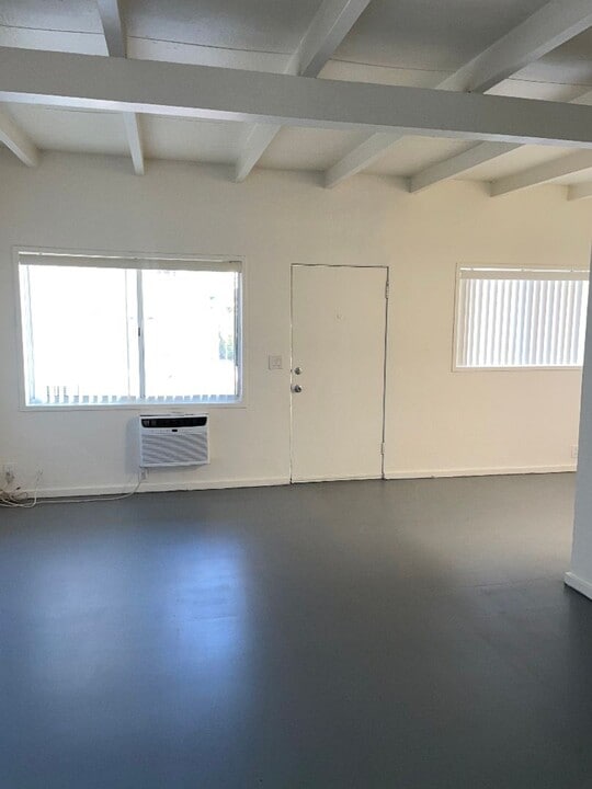 540 S Mountain View Dr in Palm Springs, CA - Building Photo