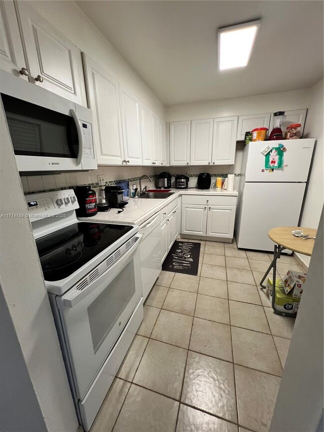 8025 SW 107th Ave in Miami, FL - Building Photo - Building Photo