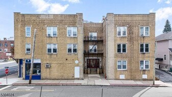 2 Washburn Pl in Caldwell, NJ - Building Photo