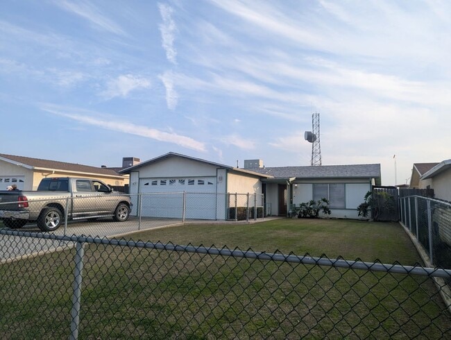 1215 McKinley Ave in Bakersfield, CA - Building Photo - Building Photo