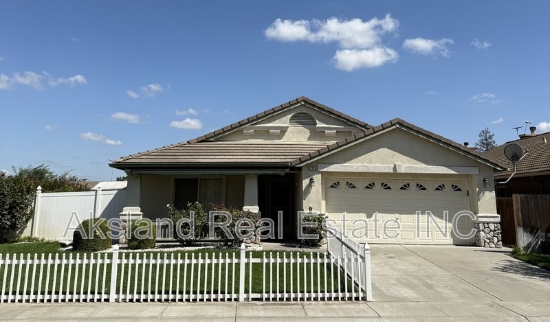 174 McGinnis Ave in Manteca, CA - Foto de edificio