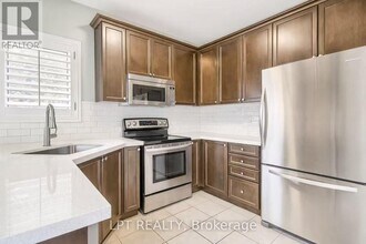 84 Lewis Honey Dr in Aurora, ON - Building Photo - Building Photo