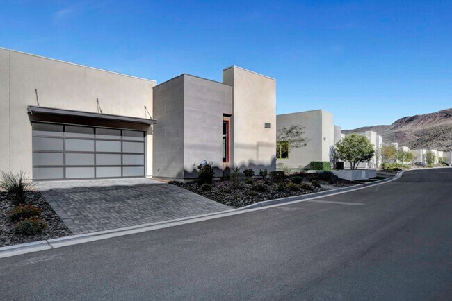658 Scenic Cliff Dr in Henderson, NV - Building Photo - Building Photo