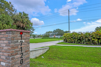 17120 Jupiter Farms Rd in Jupiter, FL - Building Photo - Building Photo