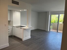 880 NE 69th St, Unit 1D in Miami, FL - Building Photo