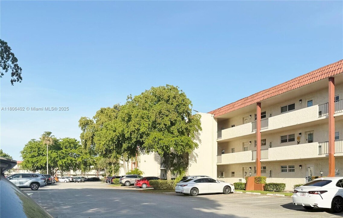 9820 S Hollybrook Lake Dr in Pembroke Pines, FL - Building Photo