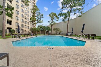 651 Bering Dr in Houston, TX - Building Photo - Building Photo