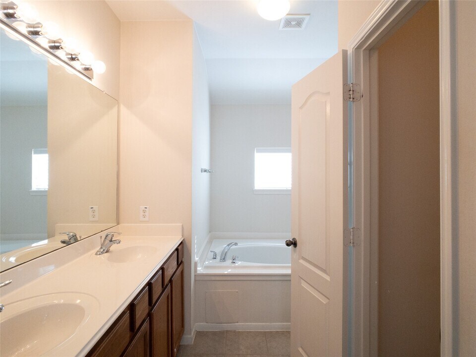 5406 Timber Ct Hollow in Houston, TX - Building Photo