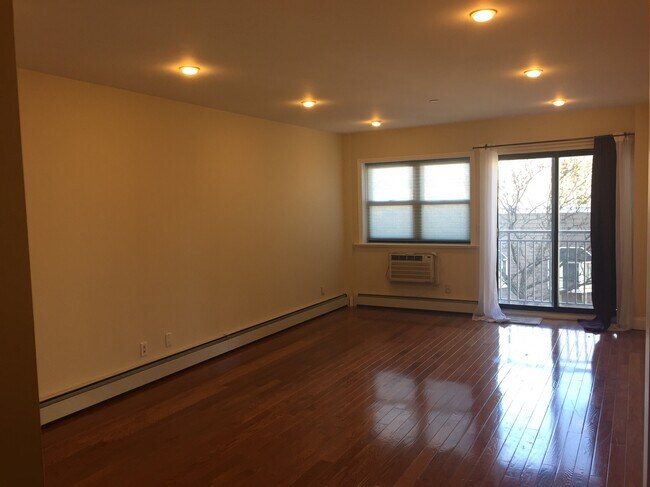 27-16 41st Ave, Unit 3B in Queens, NY - Building Photo - Building Photo
