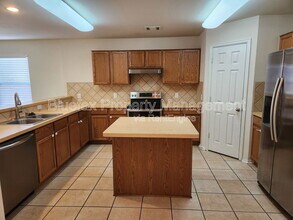 943 Tisbury Pkwy in San Antonio, TX - Building Photo - Building Photo