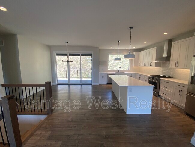 1901 Northern Flicker Ct in Kelowna, BC - Building Photo - Building Photo