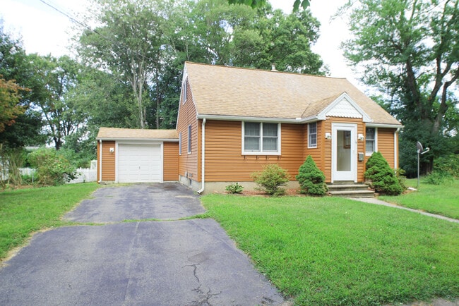 14 Lynn Cir in Naugatuck, CT - Building Photo - Building Photo
