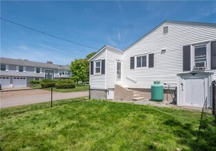 40 Draper Ave in Middletown, RI - Building Photo - Building Photo