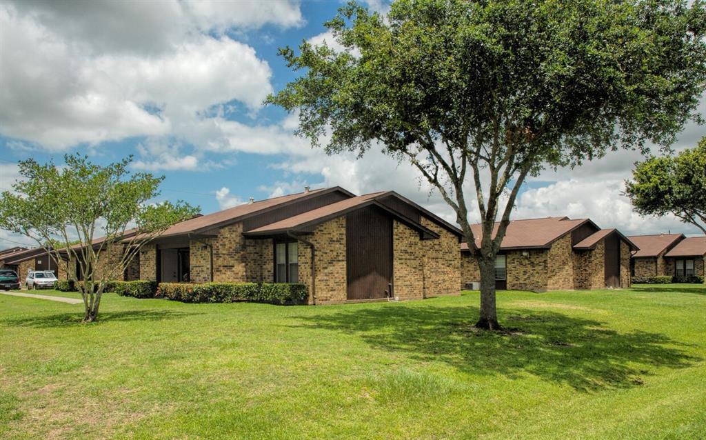 1749 E Henderson Rd in Angleton, TX - Building Photo