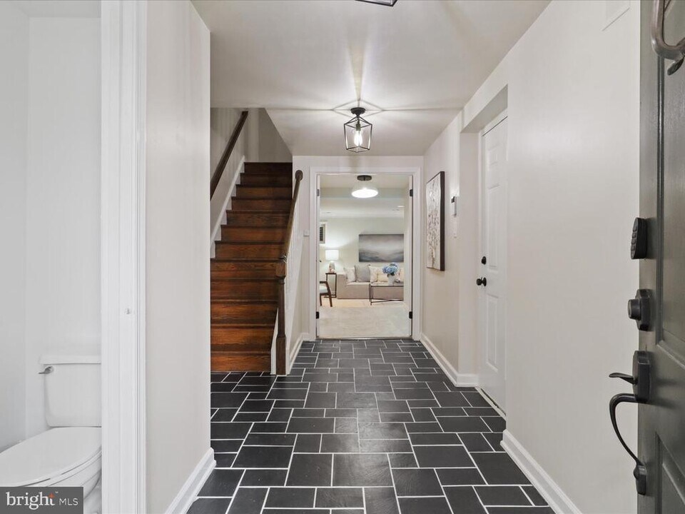 3001 Federal Hill Dr in Falls Church, VA - Building Photo