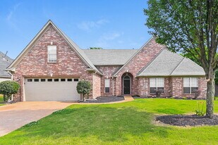 2704 Greencliff Dr in Southaven, MS - Building Photo