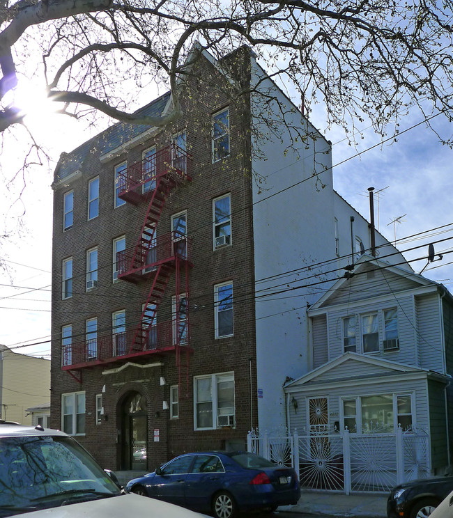 102-24 85th Dr in Richmond Hill, NY - Foto de edificio - Building Photo