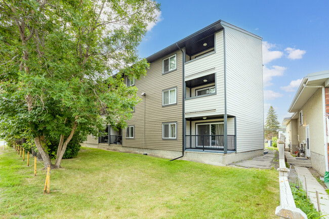 6111 Bowness Rd NW in Calgary, AB - Building Photo - Building Photo