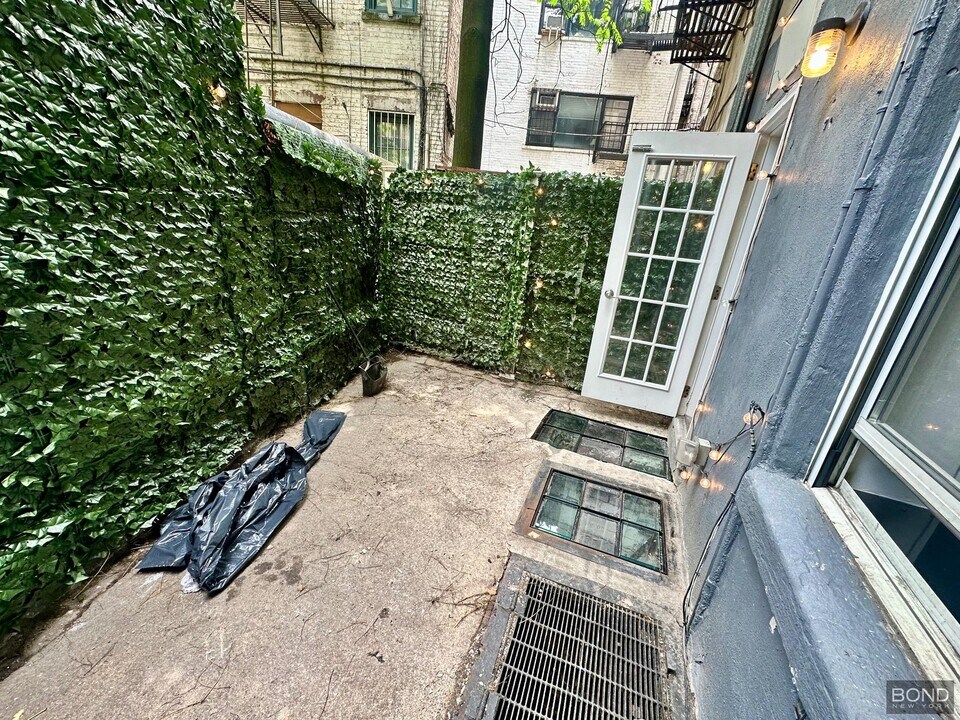 562 Hudson St in New York, NY - Building Photo