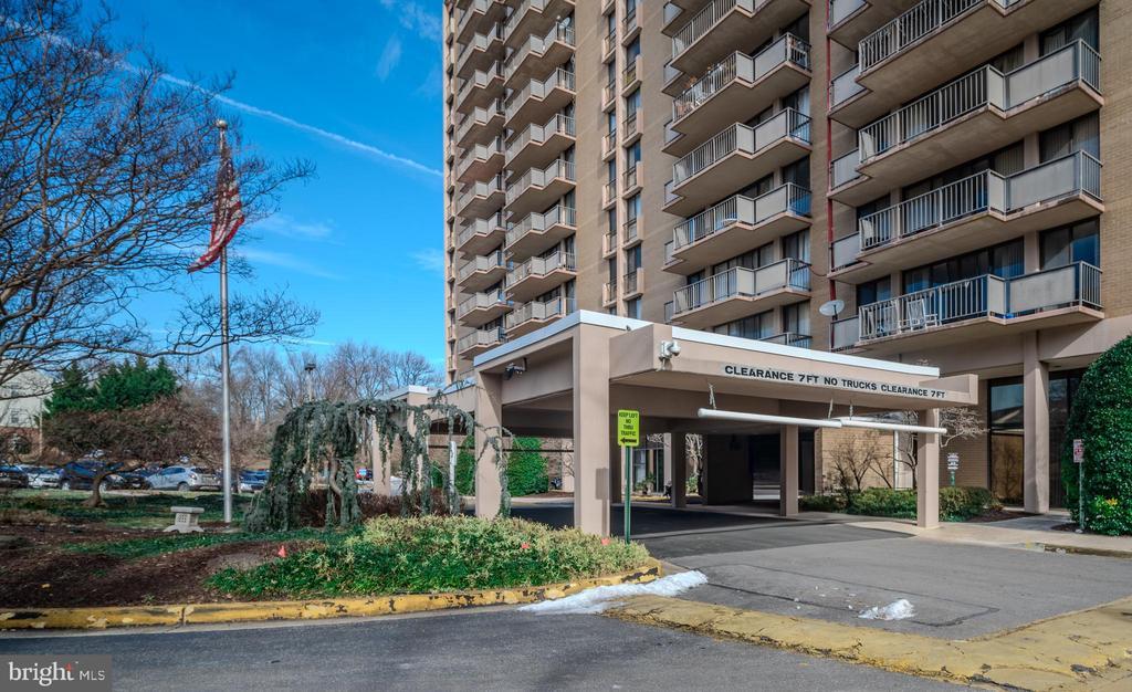 6100 Westchester Park Dr in College Park, MD - Building Photo