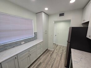 10215 Regal Dr, Unit 21 in Largo, FL - Building Photo - Building Photo