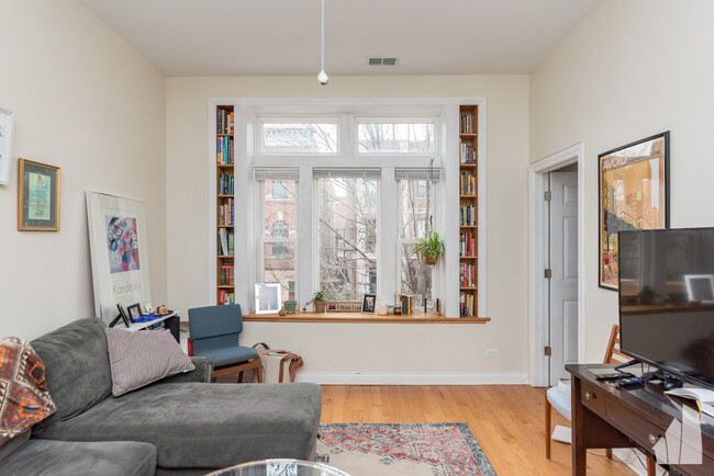 2702 W Thomas St, Unit 2f in Chicago, IL - Building Photo - Building Photo