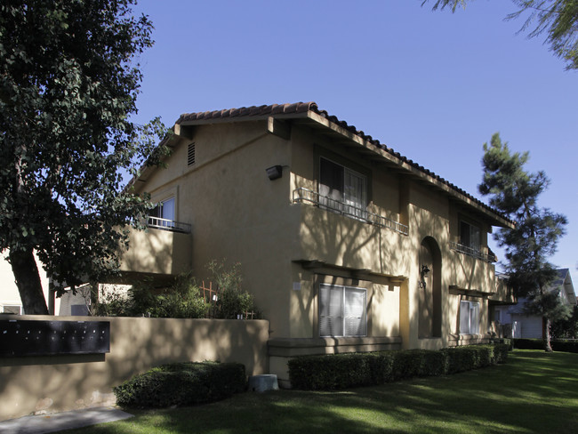 209 E Valencia Dr in Fullerton, CA - Foto de edificio - Building Photo