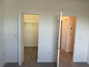 945 NE 211th St in North Miami Beach, FL - Building Photo - Building Photo