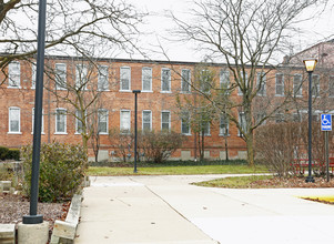 Woodcraft Square Senior Apartments in Monroe, MI - Building Photo - Building Photo