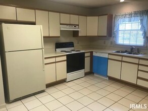 705 E Eisenhower Ln in Haubstadt, IN - Foto de edificio - Building Photo