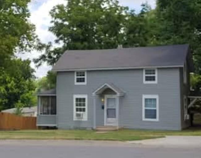 109 E North St, Unit Upstairs