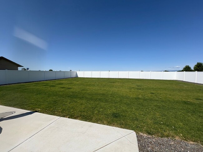 154 E Montmorency Blvd in Quincy, WA - Foto de edificio - Building Photo