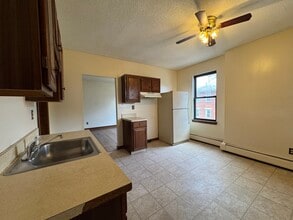 67 E Main St, Unit 65-B in Middletown, CT - Foto de edificio - Building Photo